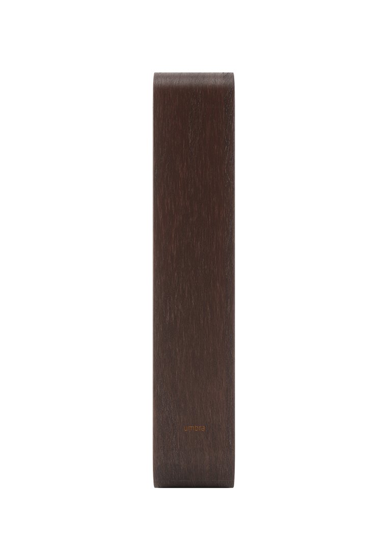 Brązowy drewniany organizer montowany na ścianie o gładkiej fakturze, prostokątnym kształcie i subtelnym usłojeniu, z małym napisem marki blisko podstawy.