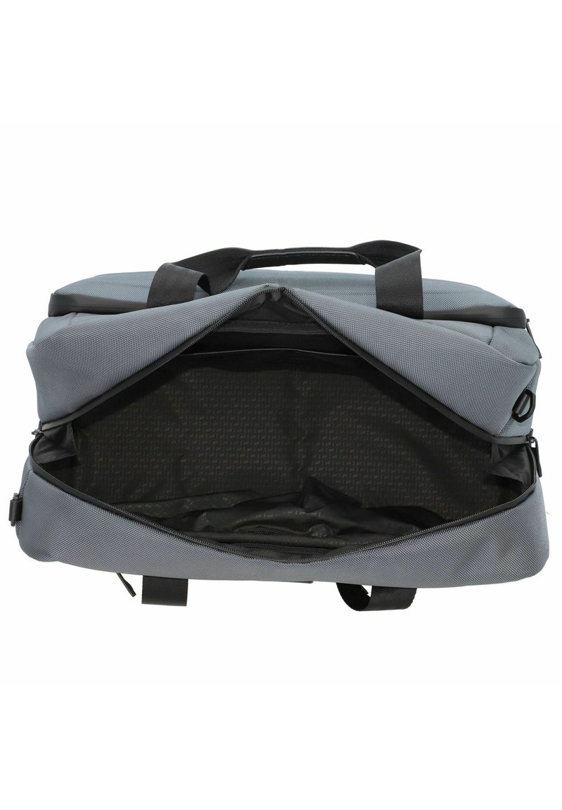 Szary worek z zamkiem błyskawicznym o teksturowanym wykończeniu i czarnych akcentach, z pojemnym otwartym wnętrzem i podwójnymi uchwytami u góry.