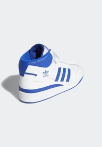 Vita högstövliga sneakers med blå detaljer, tillverkade av läder och syntetiska material, med tre blå ränder, vadderad krage och strukturerad sula.