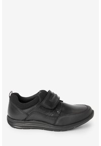 Chaussure noire avec un bout rond, fabriquée en cuir et en matériaux synthétiques. Comprend une sangle Velcro et des accents texturés pour une meilleure adhérence.