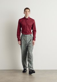 HUGO KENNO - Formalna srajca - dark pink