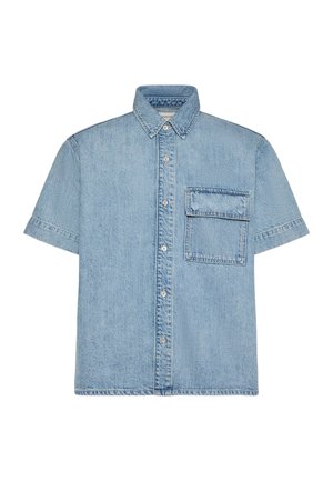 Camisa vaquera azul celeste de manga corta con botones delanteros y un gran bolsillo cuadrado en el pecho izquierdo.