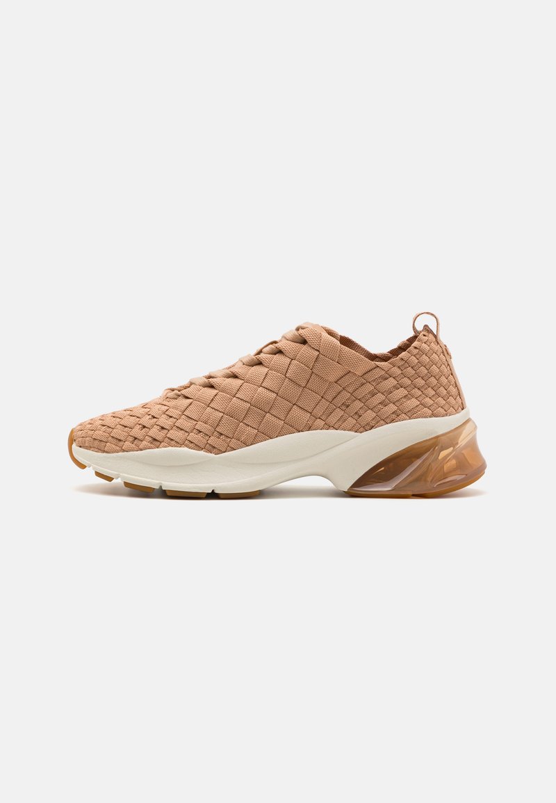 Hellbraune, gewebte Sneakers mit einer strukturierten Oberseite, weißen Zwischensohle und einer durchsichtigen braunen Außensohle. Enthält eine Schlaufe an der Ferse.
