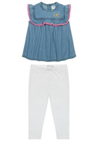 Top in denim con bordi in pompon rosa e ricami floreali, abbinato a leggings bianchi. L'insieme presenta una vestibilità ampia e confortevole e uno stile informale.