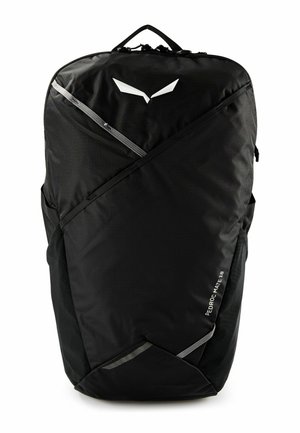 Sac à dos noir avec un design angulaire, poche zippée frontale, poignée de transport sur le dessus et texte "PEDROC MATE 18" en bas à droite.