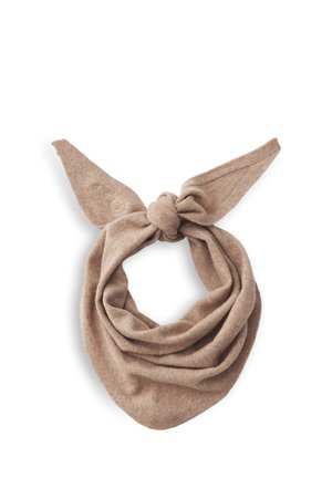 Weicher beiger gestrickter Schal, zu einem Knoten gebunden, mit zwei spitzen Enden, flach auf weißem Hintergrund gezeigt.