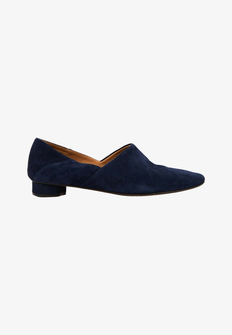 Chaussure mule en daim bleu marine à talon bas avec un bout pointu et un design minimaliste sur fond blanc.