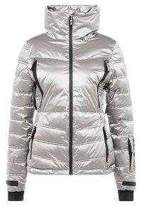 Silverfärgad puffer-jacka med hög krage, dragkedja fram och svarta dragkedjefickor. Har kviltad textur och elastiska ärmslut för en snug passform.