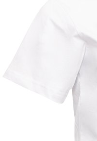 Biała bawełniana koszulka z krótkim rękawem i okrągłym dekoltem. Gładka tekstura, starannie wykończone szwy, bez widocznych wzorów lub dodatków.