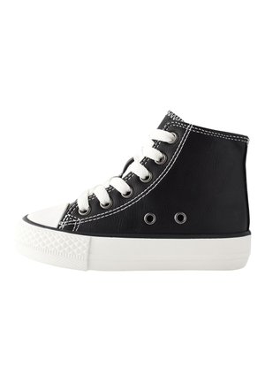 Schwarzer High-Top-Sneaker mit weißen Schnürsenkeln, Gummispitze, strukturiertem schwarzem synthetischem Obermaterial, weißer Sohle und kontrastierenden weißen Ziernähten.