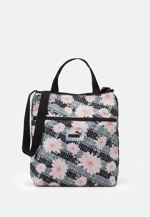 Torba typu tote marki Puma w kwiatowy wzór z czarnymi uchwytami i paskiem na ramię, przednia kieszeń na zamek oraz naszywka z logo na szarym i czarnym tle.