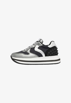 Sneaker mit oberer Hälfte aus metallischem Silber und marineblauen Akzenten, einer strukturierten schwarzen Rückseite und einer weißen Zwischensohle mit schwarzen Streifen.