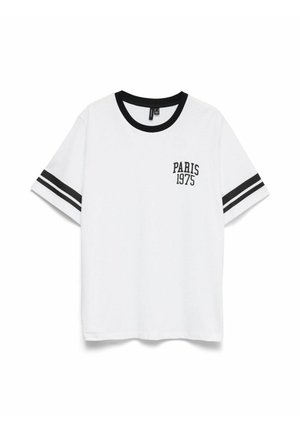 T-shirt blanc avec des accents noirs, présentant un col côtelé noir et des manches rayées, ainsi qu'un design imprimé "PARIS 1975" sur la poitrine.
