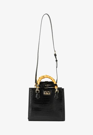 Schwarze Handtasche mit Krokodil-Prägung und einem Bambusgriff, goldenen Beschlägen und einem abnehmbaren Schulterriemen. Quadratische Form mit strukturierter Oberfläche.