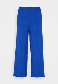 Pantalon large bleu avec texture côtelée verticale, taille élastique et finition lisse, conçu pour un ajustement décontracté.