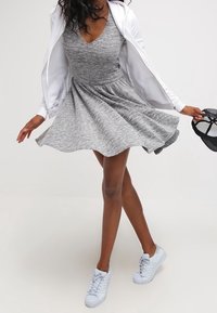 Le Temps Des Cerises Jerseyklänning - mottled grey