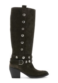 Bota negra alta de ante con tacón grueso, tachuelas decorativas plateadas a lo largo del cañón y dos correas con una hebilla plateada cerca del tobillo.