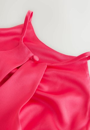 Ljusröd satinblus med tunna band, en rosett framtill och en mjuk textur. Närbild på halsringning och tygdraperi.