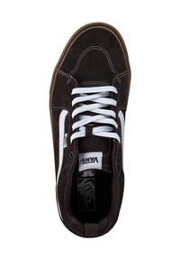 Zapatillas de ante marrón con cordones blancos y una franja lateral. Presentan una plantilla acolchada y una suela de goma; con un branding minimalista en la lengüeta y el costado.