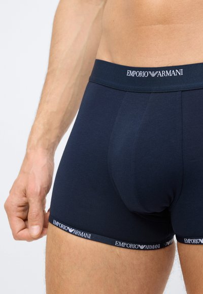Tumši zili kokvilnas boxer šorti ar pieguļošu dizainu, ar elastīgu jostasvietu ar "Emporio Armani" logo un mīkstu tekstūru.