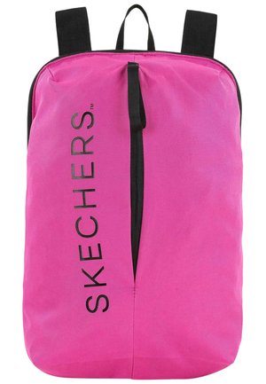 Mochila de tela rosa con detalles en negro y un bolsillo con cremallera en la parte frontal. Presenta un gran logo de "SKECHERS" en negro en el lateral. Correas ajustables.