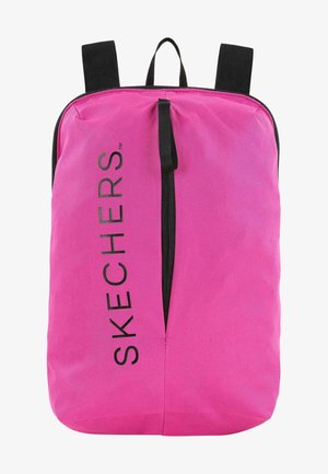 Mochila de tela rosa con detalles en negro y un bolsillo con cremallera en la parte frontal. Presenta un gran logo de "SKECHERS" en negro en el lateral. Correas ajustables.