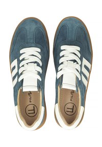 Suwane sneakers w niebieskim kolorze z białymi akcentami. Cecha to teksturowana cholewka, białe sznurowadła oraz brązowa gumowa podeszwa. Logo na wkładce.