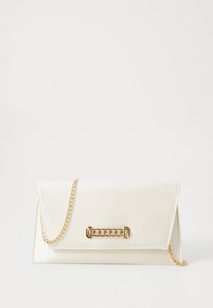 Valkoinen satiininen laukku, jossa on kultaketju, varustettu kullasta valmistetulla yksityiskohdalla edessä ja kolmionmuotoisella läpällä.