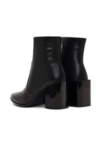 Bottes de cheville en cuir noir avec une finition brillante, dotées d'un talon carré et d'une fermeture éclair sur le côté pour un enfilage facile. Texture lisse sur l'ensemble.