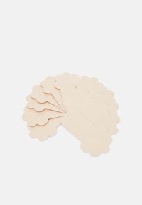 Beigu krāsas papīra birku komplekts ar noapaļotiem, viļņotiem galiem, sakārtots fanu formā. Katrai birkai ir gluda tekstūra un tukša virsma rakstīšanai.