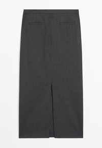 Donkergrijze kokerrok, op maat gemaakt ontwerp, knielengte, met een split aan de voorkant en twee achterzakken. Gladde textuur, lichtgewicht stof.