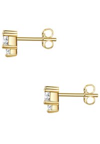 Boucles d'oreilles en or dotées de deux pierres en zircon cubique transparent, conçues avec un motif de bande superposée et un fermoir papillon sécurisé.