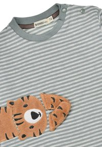Graues und weißes gestreiftes Kleinkinder-Shirt mit einer strukturierten orangefarbenen und braunen Tigerapplikation auf der Vorderseite. Verfügt über Schulterknöpfe für ein einfaches Ankleiden.