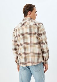 Langsleeve geruite blouse in room, bruin en beige. Voorzien van knoopmanchetten, een kraag en een relaxed fit met een licht gebogen zoom.