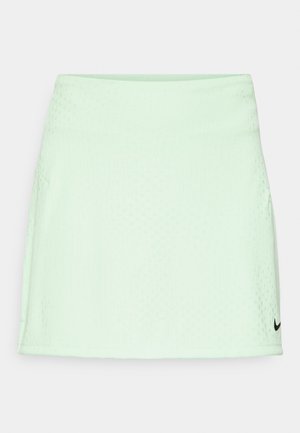 Gaiši mišu zaļš sporta svārki ar teksturētu audumu, ar melnu logo detaļu un divām sānu kabatām. Izstrādāts aktīvai lietošanai.