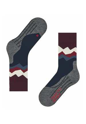 Una coppia di calze di mezza lunghezza con punte e talloni grigi, blu navy con un motivo a montagne rosso, bianco e blu e testo rosso sulla suola e sul bordo.