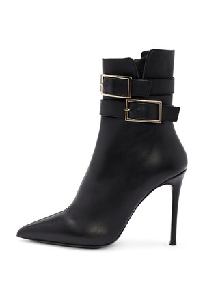 Bottine en cuir noir avec un bout pointu, un talon aiguille haut et des accents de double boucle sur l'arbre. Texture lisse et design élégant.