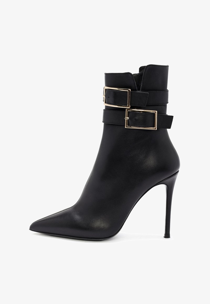 Bottine en cuir noir avec un bout pointu, un talon aiguille haut et des accents de double boucle sur l'arbre. Texture lisse et design élégant.