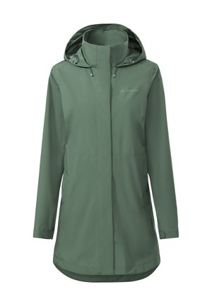 Groene regenjas met capuchon, voorzien van een ritssluiting aan de voorkant en klittenbandsluitingen bij de polsen, met een hoge kraag en twee zakken aan de voorkant.