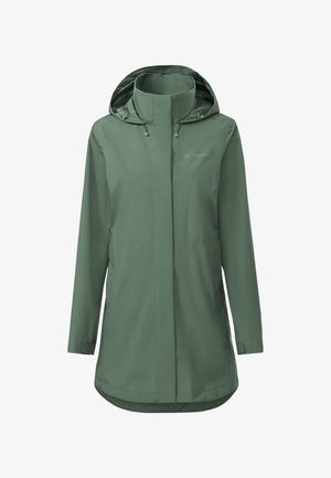 Groene regenjas met capuchon, voorzien van een ritssluiting aan de voorkant en klittenbandsluitingen bij de polsen, met een hoge kraag en twee zakken aan de voorkant.