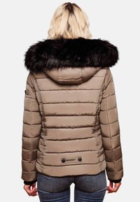 Brun pufferjakke med vandret syninger, som har en sort faux fur hætte. Inkluderer logodetalje bagpå. Glat, skinnende tekstur.