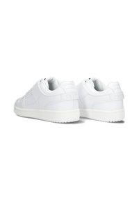 Witte sneakers van glad leer met een lage profiel, ronde neus en een geprofileerde rubberen zolen. Bevat perforaties en branding op de hiel.