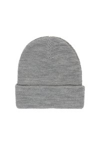 Lichtgrijze gebreide beanie met opgerolde rand, met een gestructureerd wafelpatroon, gepresenteerd tegen een witte achtergrond.