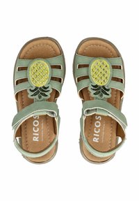 Groene synthetische sandalen met een ananasontwerp, open neusstijl, verstelbare band en een textuur bruin voetbed. Platte zoolconstructie.
