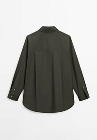 Dunkelgrünes Langarmhemd mit einem Button-Down-Kragen, Rückenfalte und Knopfbündchen. Glattes Material mit einer leicht strukturierten Form.