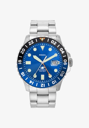 Montre analogique Fossil en acier inoxydable avec cadran bleu, index lumineux, affichage de la date, aiguille des secondes orange et lunette 24 heures, étanche 100 m.