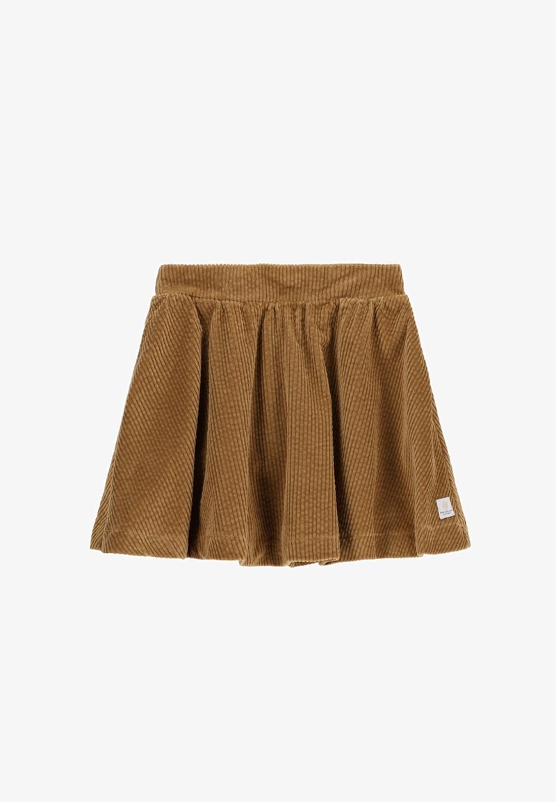 Jupe plissée en velours côtelé marron avec une ceinture élastique et une petite étiquette en tissu blanc près de l'ourlet du côté droit.