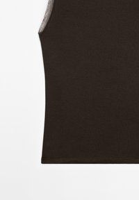 Ciemnobrązowy top bez rękawów wykonany z miękkiego materiału, z gładką fakturą i okrągłym dekoltem, o prostym, czystym wzorze.