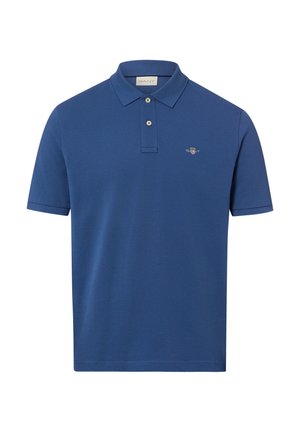 Blaues kurzärmeliges Poloshirt mit Zwei-Knopf-Leiste und kleinem besticktem Logo auf der linken Brust.