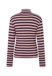 Jersey de cuello alto de manga larga en rayas azul marino, blanco y rojo. Presenta una textura acanalada con una silueta ajustada y un cuello alto.